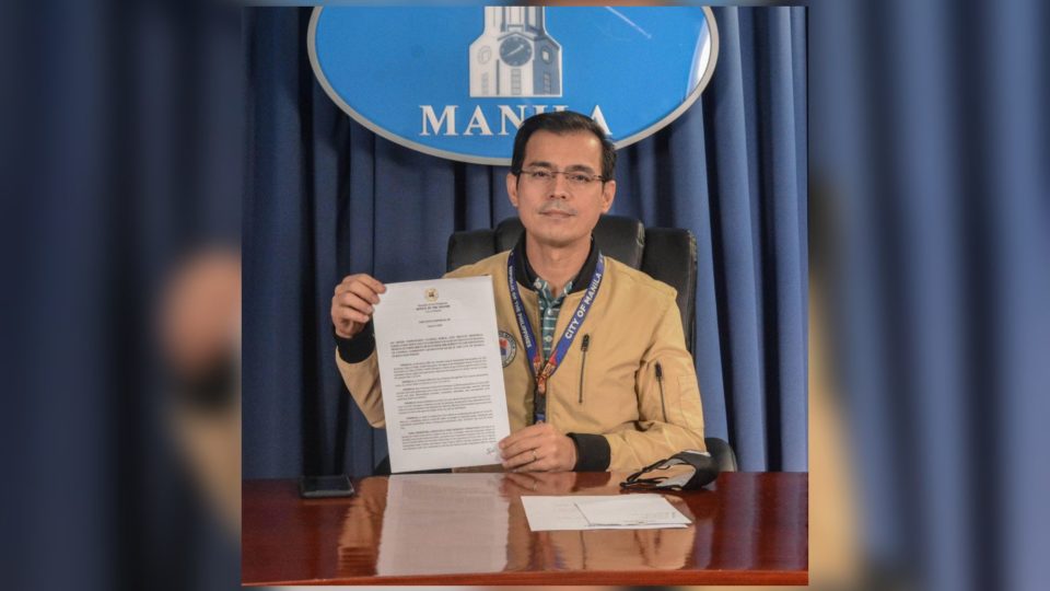 Mayor Moreno showing the signed order. Photo: Isko Moreno/FB