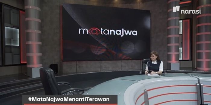 Indonesian journalist Najwa Shihab “interviewing” an empty chair where Health Minister Terawan Agus Putranto would have sat had he accepted her invitation for an interview. Photo: Video screengrab from Narasi TV