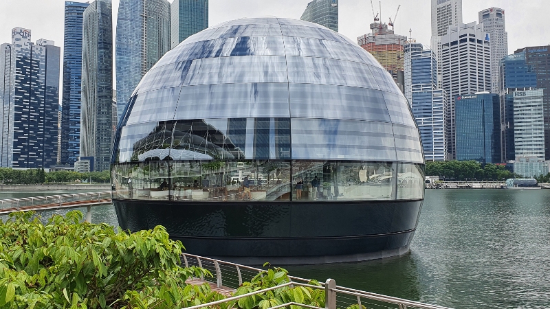 The glass dome Apple store at Marina Bay Sands. Image: Coconuts Singapore