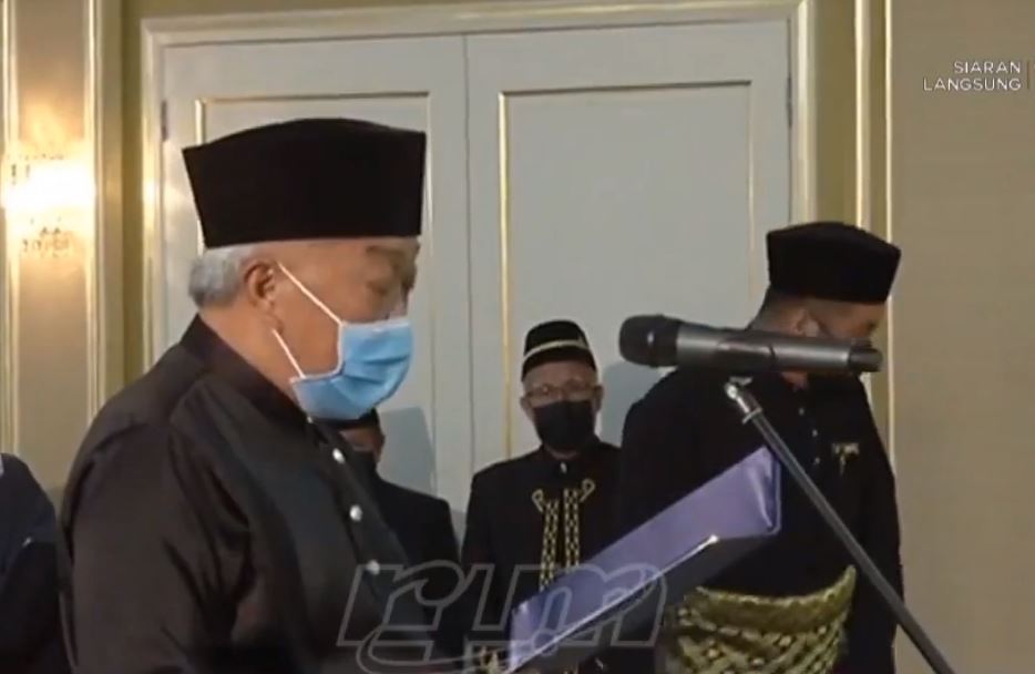 Bung Moktar Radin saying his oath at the state palace in Kota Kinabalu. Photo: RTM