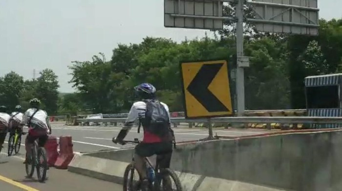 Cyclists illegally riding on the Jagorawi toll road on Sep. 13, 2020. Photo: Video screengrab
