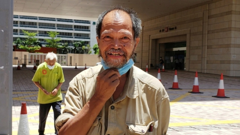 Lou Tit-man outside the West Kowloon Magistrates’ Courts. Photo via Apple Daily