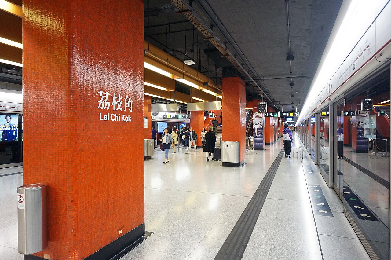 The platform in Lai Chi Kok Station. Photo via Wikimedia Commons