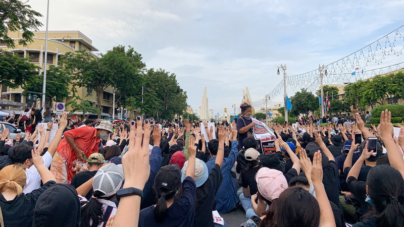Pro-democracy protesters assemble Aug. 16 near Bangkok’s Democracy Monument. Photo: Coconuts