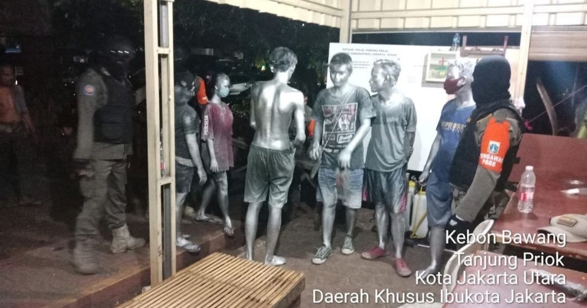 The Public Order Agency (Satpol PP) in North Jakarta apprehended at least six manusia silver ⁠— literally meaning “silver people” ⁠— as they were busking without masks around Kebon Bawang neighborhood, greeting people on the roadside and coming up to those who were in their vehicles. Photo: Instagram/@satpolpp.dki