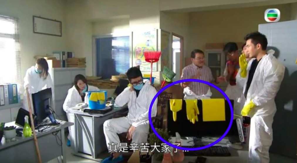 The yellow gloves were belived to have been arranged to represent the “five demands, not one less” protest slogan in this episode of TVB’s “Come Home Love: Lo and Behold.” Photo via Apple Daily