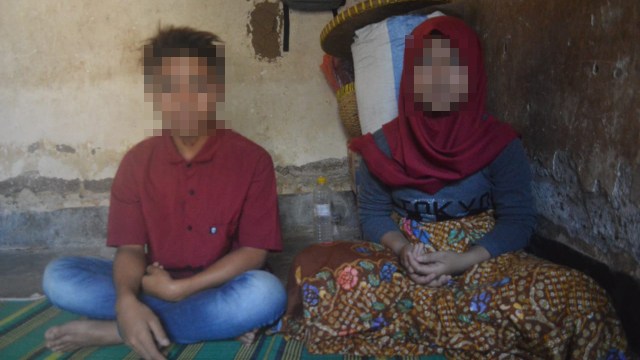 Fifteen-year-old S and 12-year-old NH were reportedly married off only after four days of dating. Photo: Istimewa via Kumparan