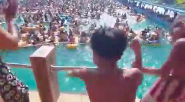 An employee of a water park in Deli Serdang, North Sumatra faces 1 year in prison for holding a pool party. Photo: Video screengrab