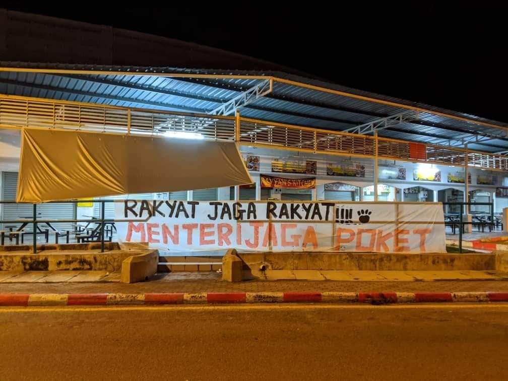 ‘Rakyat jaga rakyat! Menteri jaga poket’ banner outside the Perak Stadium. Photo: Franlonerainger/Twitter