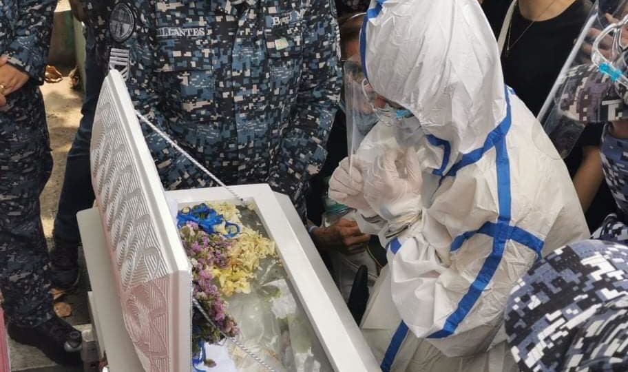 Reina Mae Nasino looks at the corpse of her daughter, River. Photo: Kapatid/FB