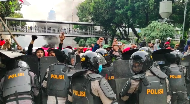 Protesters clash with riot police near the Presidential Palace in Central Jakarta on Oct. 8, 2020. Photo: Indra Yoga Mochamad
