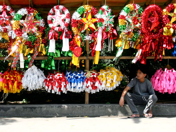 Parols being sold in the Philippines. Photo: Keith Bacongco/Wikipedia