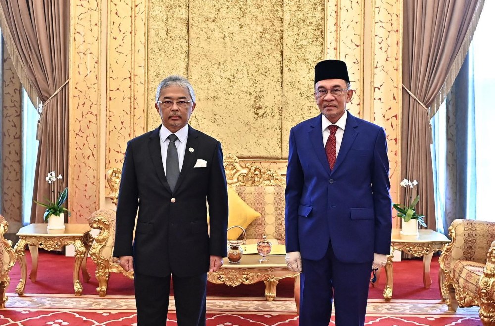 Anwar Ibrahim, at right, with Malaysia’s king Abdullah Ri’ayatuddin Al-Mustafa Billah Shah. Photo: Istana Negara/Facebook
