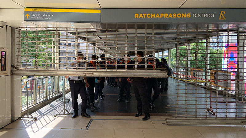 Security forces closed the gate at BTS Chit Lom in Bangkok just before 3pm on Thursday.  photo: coconut