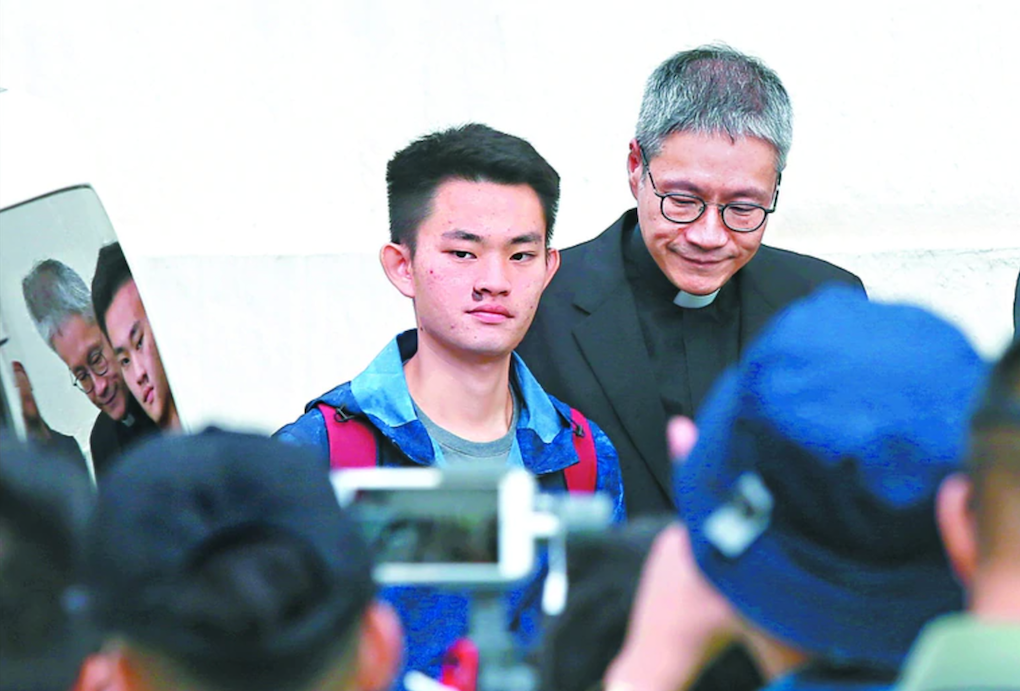 Chan Tong-kai walks out of prison and greets reporters with Reverend Koon on Oct. 23, 2019. Photo via Apple Daily