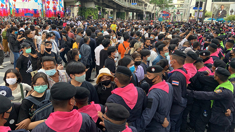 As of 5 pm, the police had completely cordoned off the protesters in the street.  Some are now brandishing helmets and shields and preventing anyone from leaving.