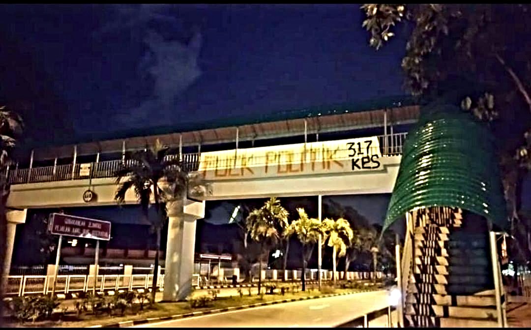 ‘F*ck Politik! 317 kes’ banner on the pedestrian bridge leading to the Bainun Hospital in Ipoh.
