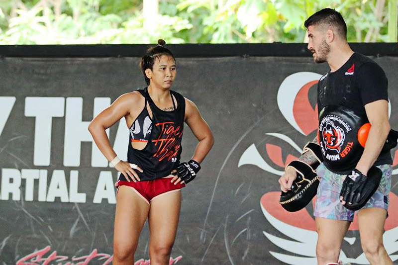 Loma Lookboonmee trains with George Hickman at Tiger Muay Thai. Photo: Hip Santayanon
