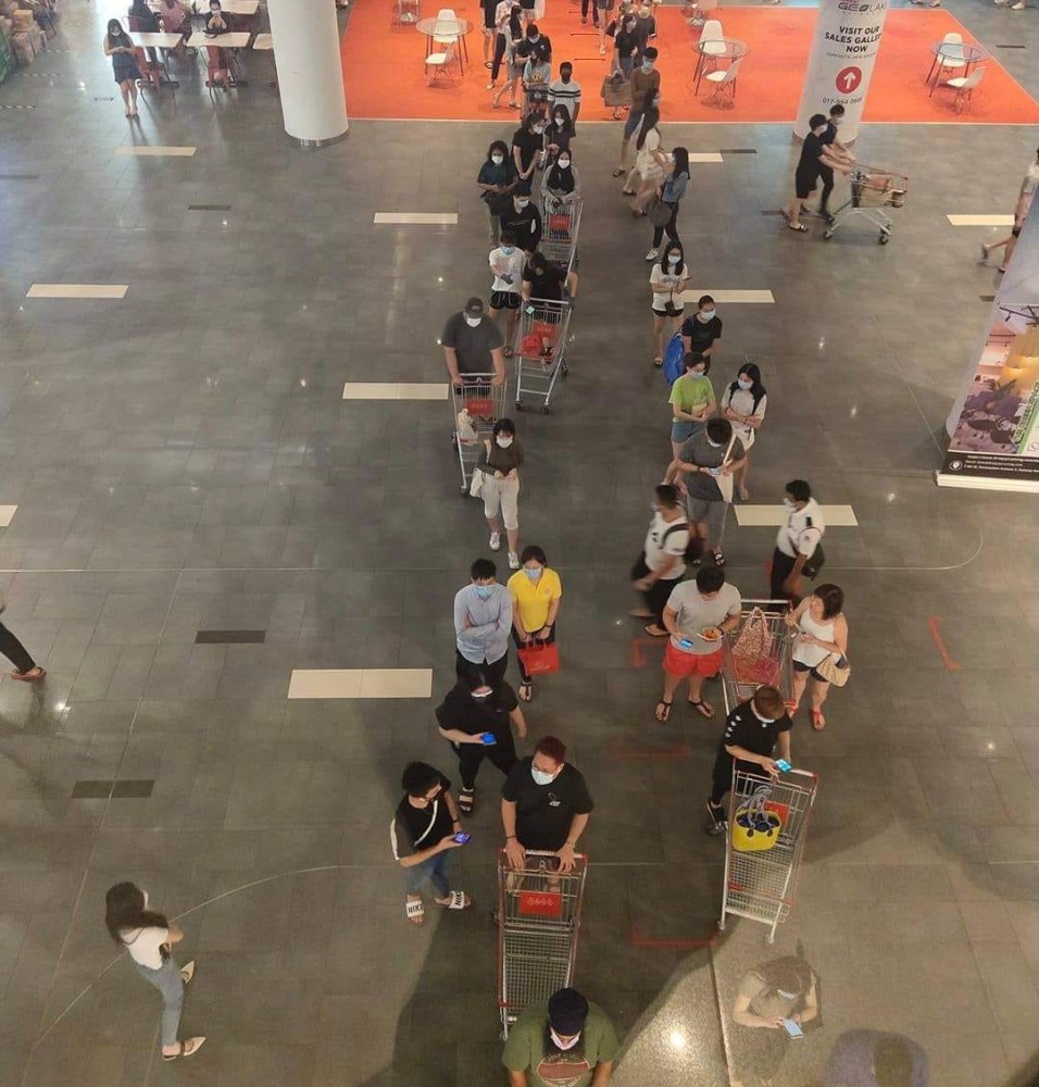 Bird’s eye view of trolley-armed shoppers queuing outside Jaya Grocer in Sunway. Photo: Malaysia Shopping Mall/Facebook