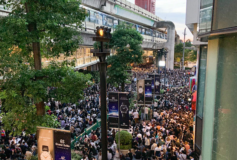 Crowd continues to swell Thursday evening at Ratchaprasong Intersection after protesters wrested control of it from the police. Photo: Coconuts