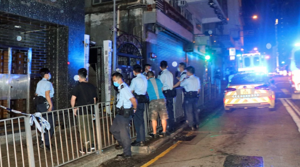 Police respond to reports of the bar fight in Tsim Sha Tsui on Oct. 6, 2020. Photo via Apple Daily