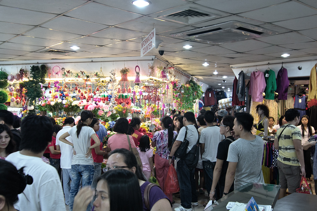 Shoppers in 168 Mall in Divisoria, before pandemic. Photo: Timothy Albano/Wikimedia