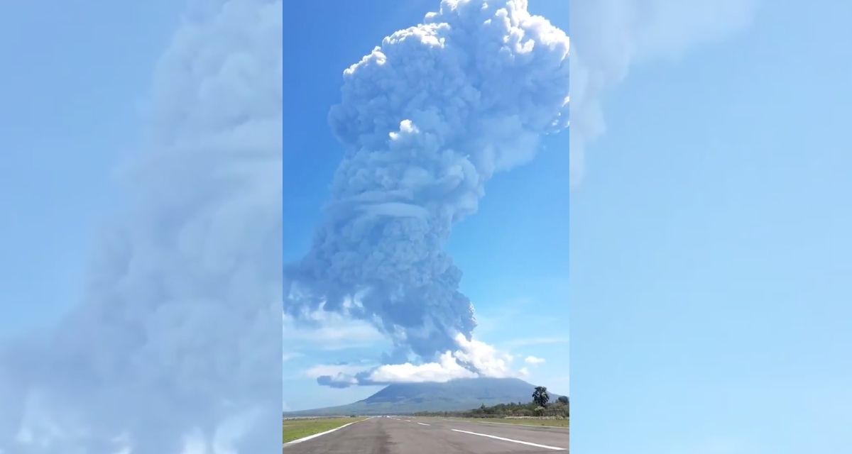 Screengrab from a video taken during Mount Ile Lewotolok’s eruption on Nov. 29. Screengrab: Twitter