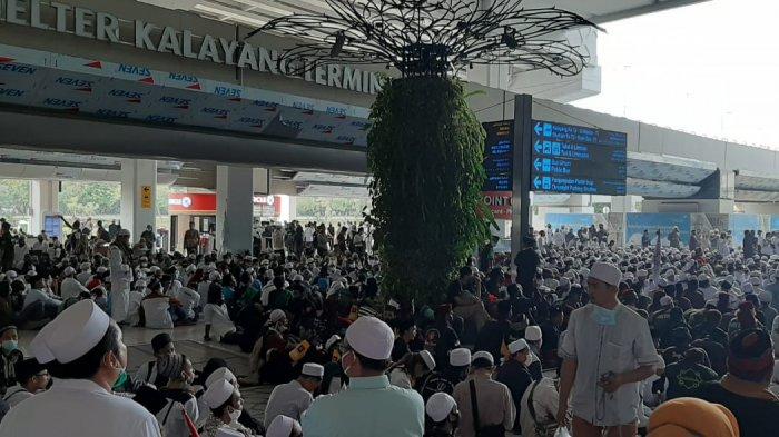 Supporters of FPI leader Rizieq Shihab crowding Soekarno-Hatta Airport on the morning of his return on Nov. 10, 2020. Photo: Istimewa