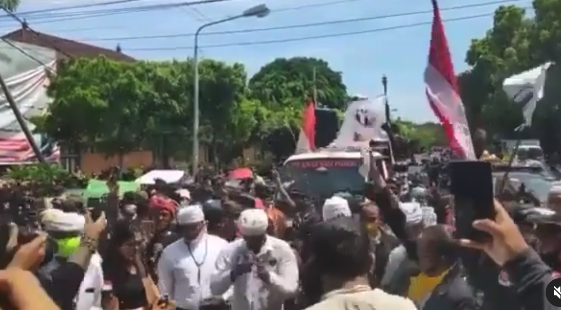 A scene from the protest against Bali DPD Member Arya Wedakarna in Denpasar on Nov. 3, 2020. Screengrab: Instagram