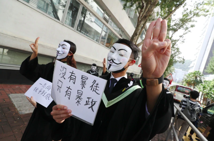 Graduates marched through Chinese University with signs reading “no rioters, only tyranny” and “fight till the end” on Nov. 19, 2020. Photo via Apple Daily