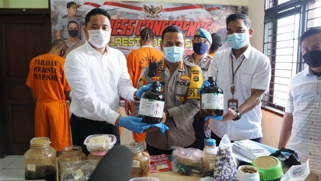 The 43-year-old foreigner, identified as TJM, was arrested last week along with two local residents, for alleged possession of shabu (crystal meth). Photo: Istimewa via Kumparan 