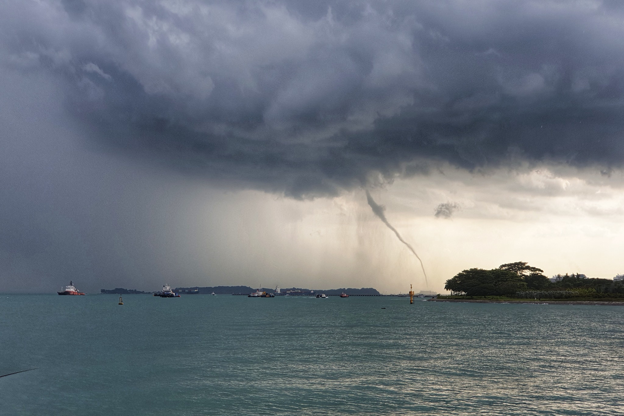 The waterspout near the southern coast of Singapore on Dec. 6, 2020. Photo: Chee Peng Ong/Facebook
