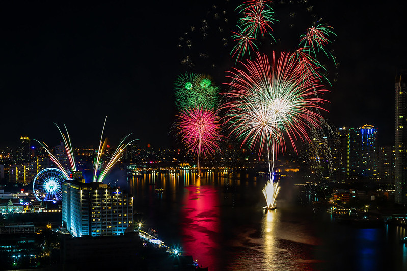 New Year’s Eve firework in 2019 at Bangkok’s Chao Phraya River. Photo: kizamaya / Flickr