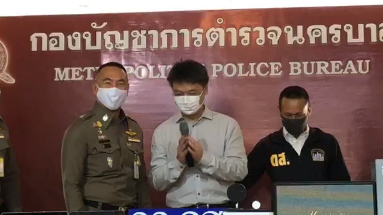 Chen Lei performs a ‘wai’ to reporters and police to give thanks for his Tuesday rescue in Suphan Buri province from a gang of kidnappers.