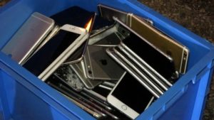 While some of the devices’ screens were visibly cracked, most appeared unscathed. Photo via Apple Daily.