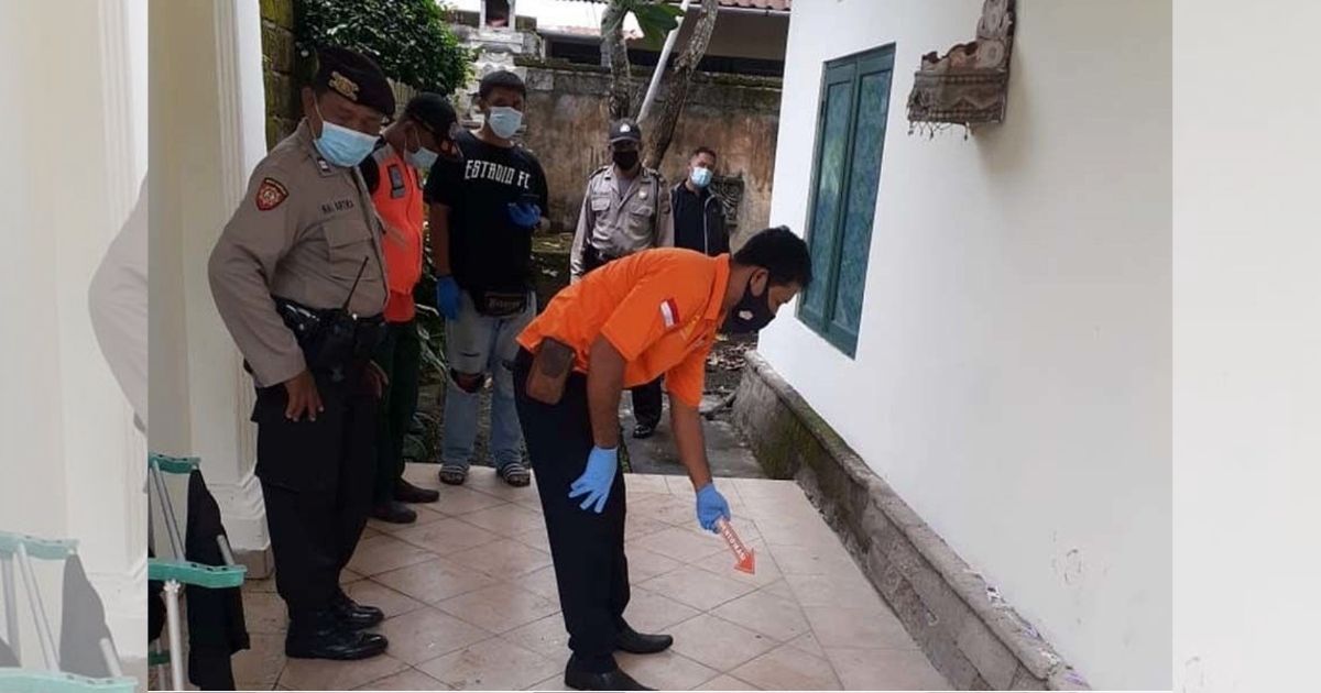 Police performing a crime scene investigation at the home of NPW in Denpasar, a bank teller who was found stabbed to death on Monday. Photo: Istimewa