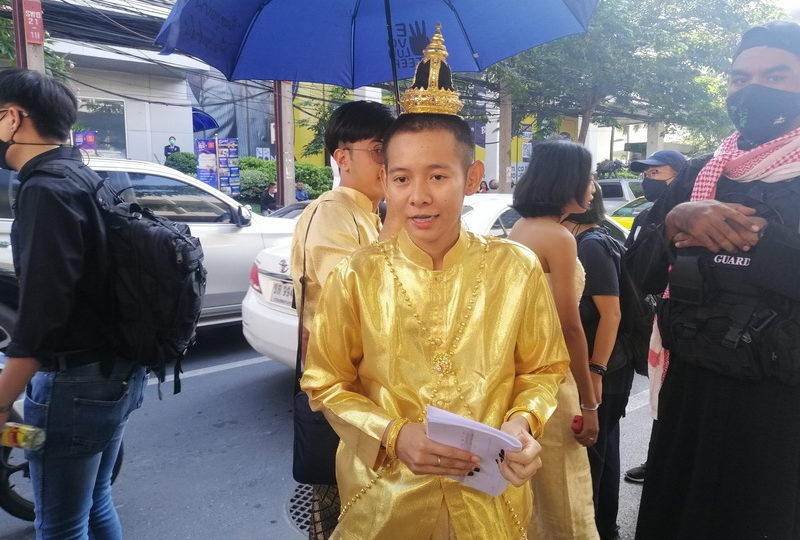 Jatuporn Sae-ung went to hear charges of royal defamation today at Bangkok’s Yannawa Police station dressed in a costume evoking divinity. Photo: iLawFX / Twitter