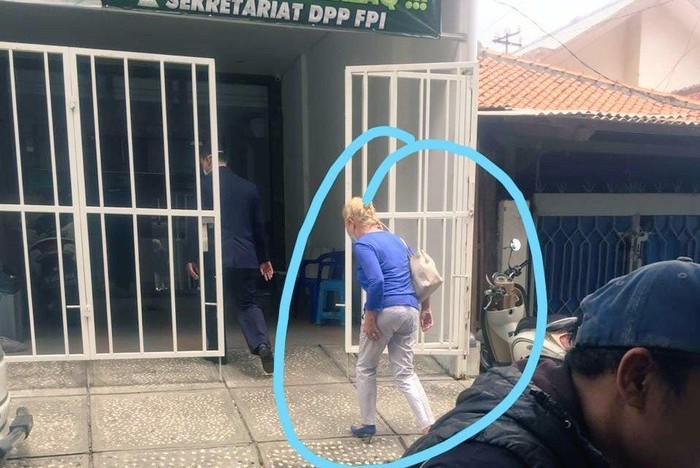 An unnamed German diplomat entering the HQ of the Islamic Defenders Front (FPI) in Jakarta on Dec. 19, 2020. Photo: Istimewa