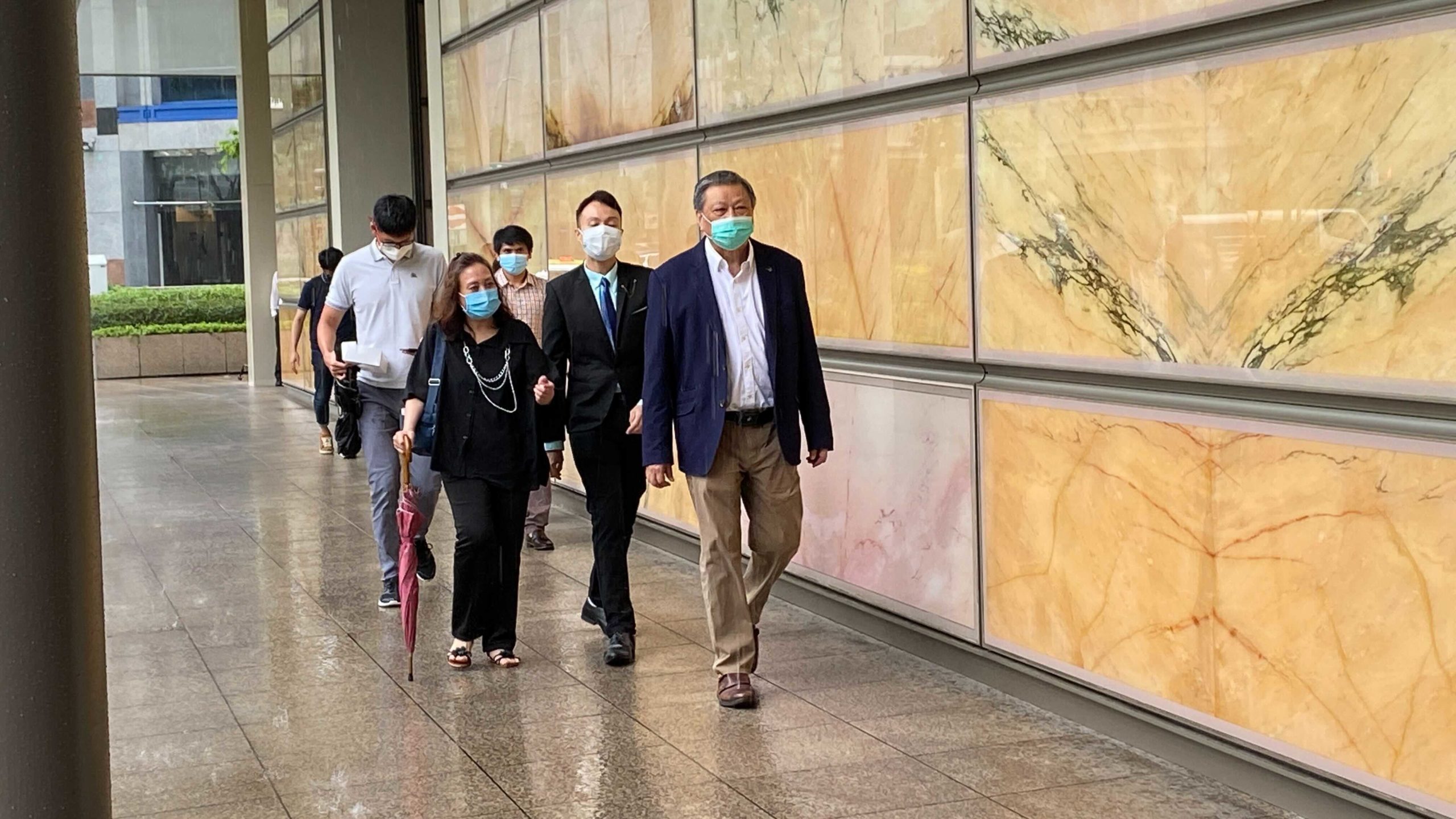 Blogger Leong Sze Hian walks to the supreme court entrance on Nov. 30, 2020. Photo: Carolyn Teo/Coconuts