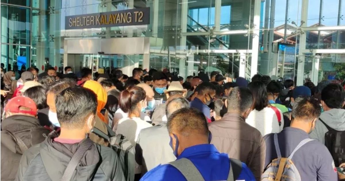 The new travel requirement for the year-end holiday has resulted in a long queue for the antigen rapid test at Soekarno-Hatta Airport on Monday (Dec. 21) morning, with travelers alleging that airport staff were not ready for the turnout. Photo: Twitter