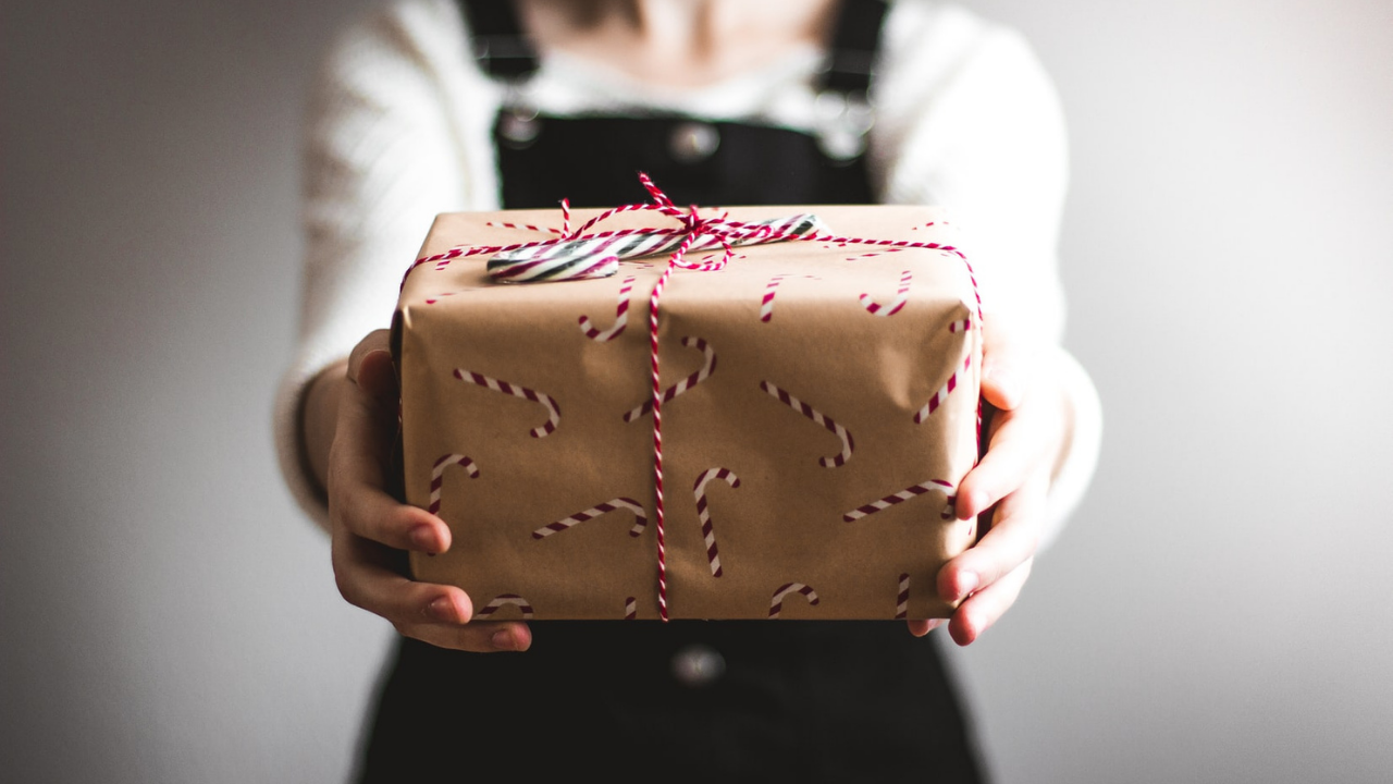 Packages should be dropped off at ImpactHK’s community center, the Guestroom in Tai Kok Tsui, on Dec. 19. Photo via Unsplash/kadh