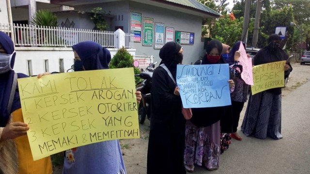 Parents protesting against a gay principal in Medan, North Sumatra on Dec. 23, 2020. Photo: Istimewa