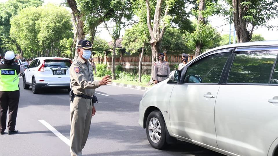 File photo of authorities enforcing restrictions in Bali. Photo: Bali Provincial Government
