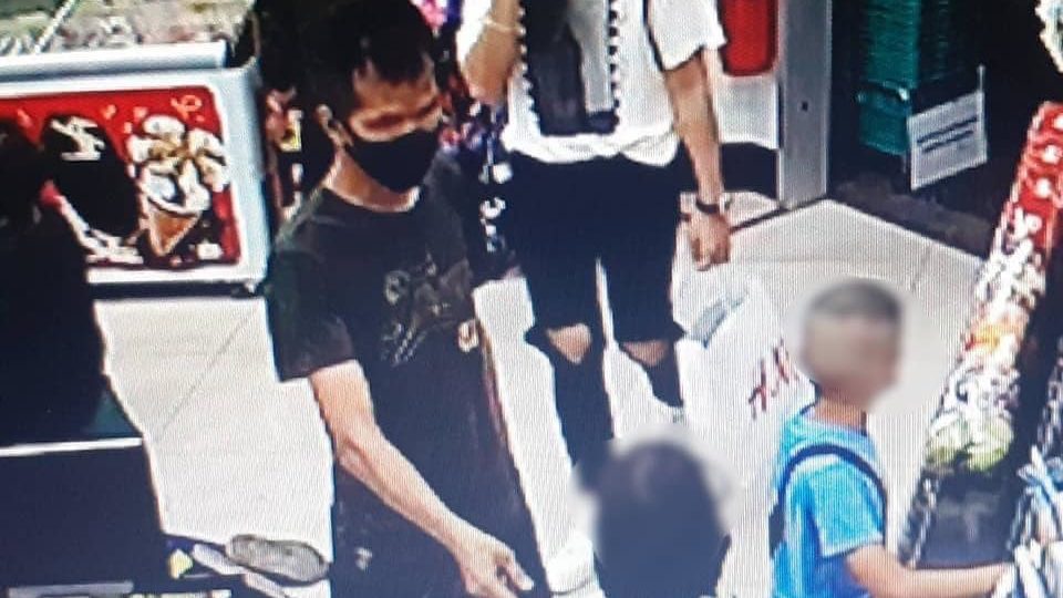 An image from a CCTV footage depicts Chaiyo Charoenwai, 27, who approached the 7 and 8 year olds. 