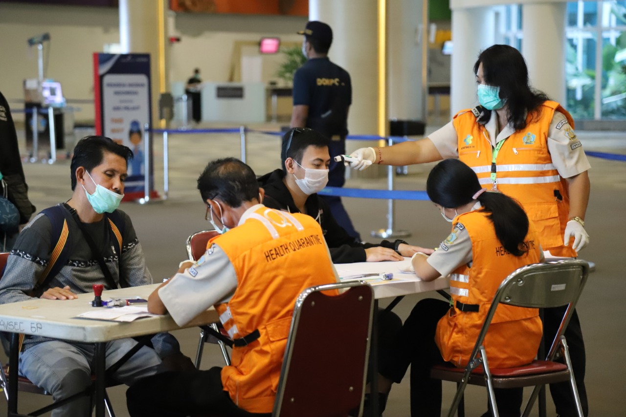 File photo of a health check for travelers at Ngurah Rai International Airport in April 2020. Photo: Angkasa Pura/Facebook 
