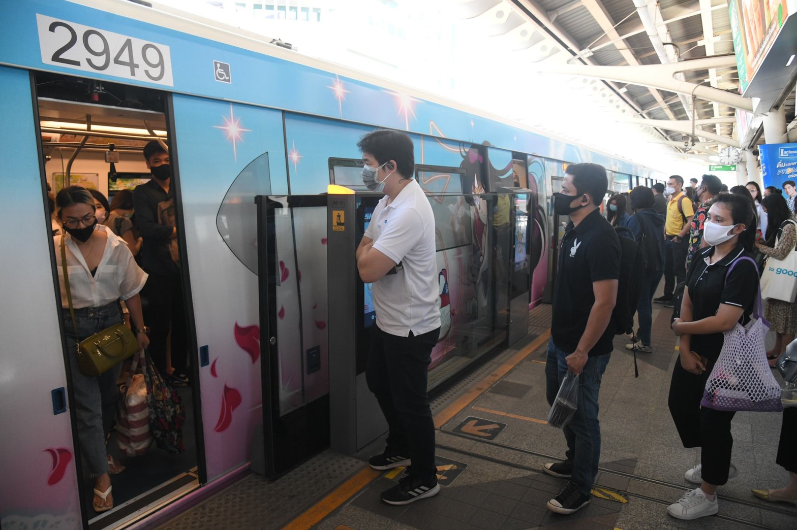 Commuters at BTS Phaya Thai in a file photo. Photo: Bangkok Metropolitan Administration