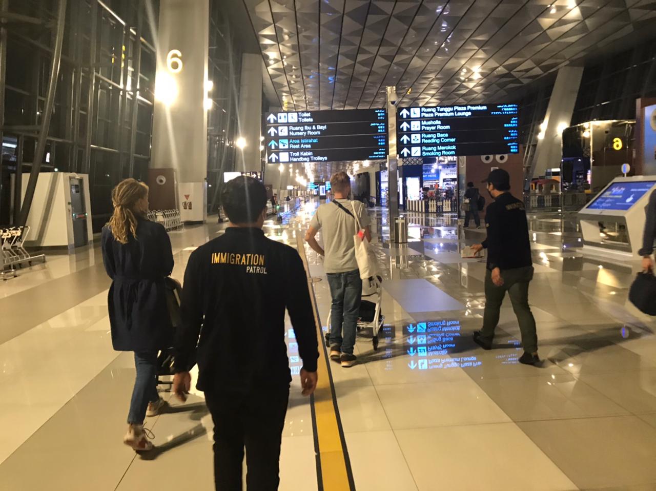 The deported foreigners at Soekarno-Hatta International Airport as they were escorted by immigration authorities last night. Photo: Bali office for the Ministry of Law and Human Rights