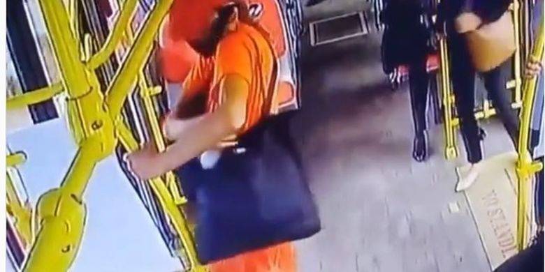 A woman filmed stealing a bottle of hand sanitizer on a bus in Jakarta. Photo: Video screengrab