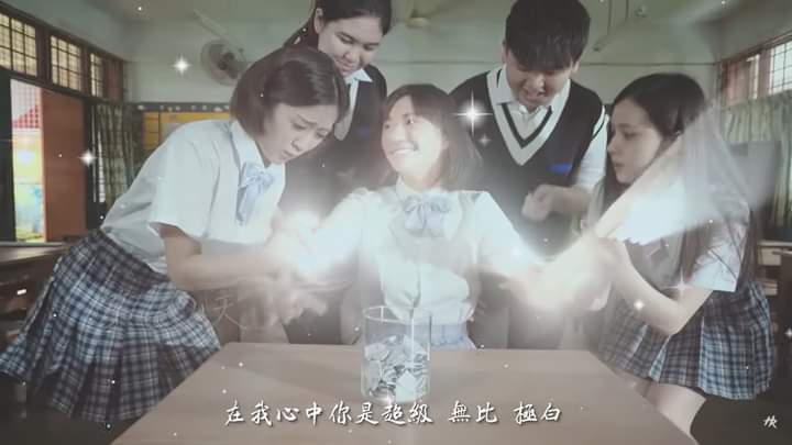 Classmates crowding around a sparkling Teng Qiu Wen. Photo: Choo Hao Ren/YouTube