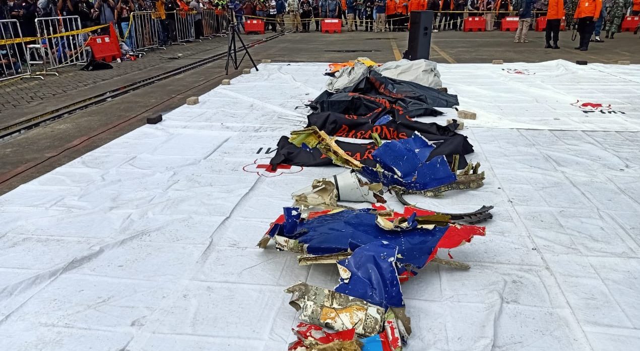 Body bags and plane debris recovered from the SJ-182 crash site. Photo: Kantor SAR Jakarta (@KANSAR_JKT)